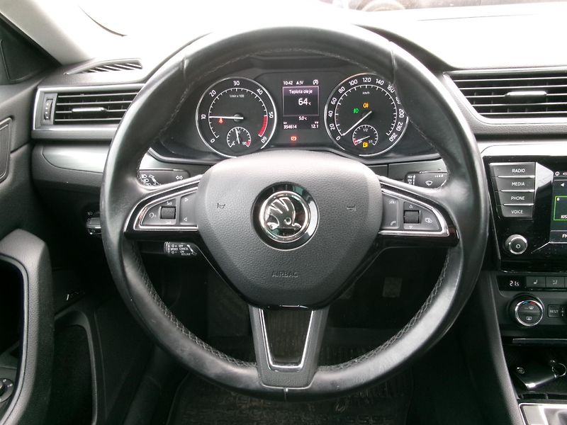 Škoda Superb (2015) 2,0TDI NAVI ACC 4x4 - fotka 19 z 36