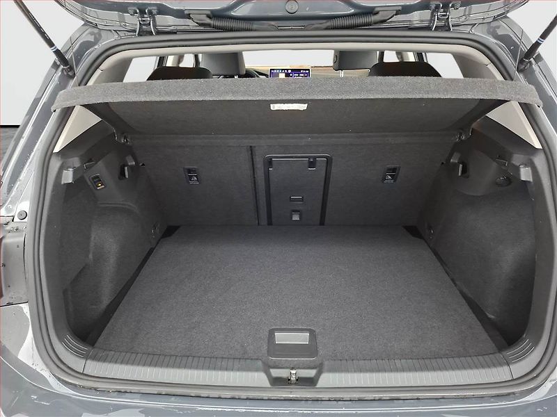 Volkswagen Golf (2024) 1.5 eTSI - fotka 14 z 22