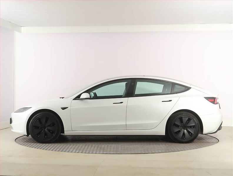 Tesla Model 3 (2023) Standard Range 60kWh, SoH 95% - fotka 3 z 31