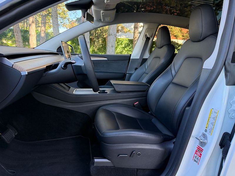 Tesla Model Y --REZERVACE-- - fotka 11 z 40