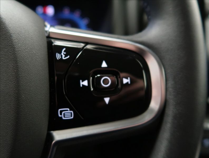 Volvo XC60 2,0 B4 AWD PLUS DARK 1. MAJ ČR - fotka 15 z 55