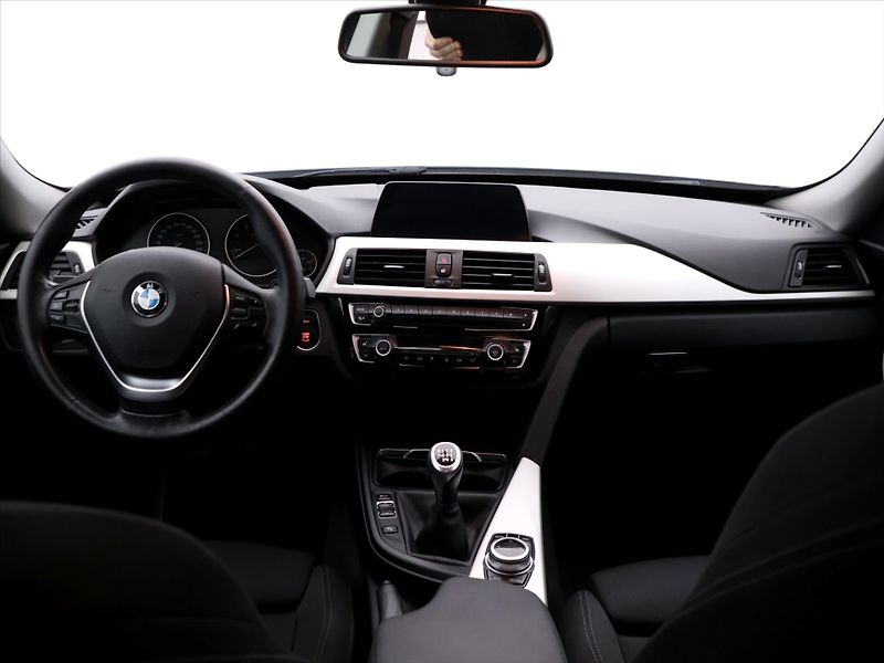 BMW Řada 3 2,0 320d 140kW xDrive CZ Sport - fotka 30 z 37