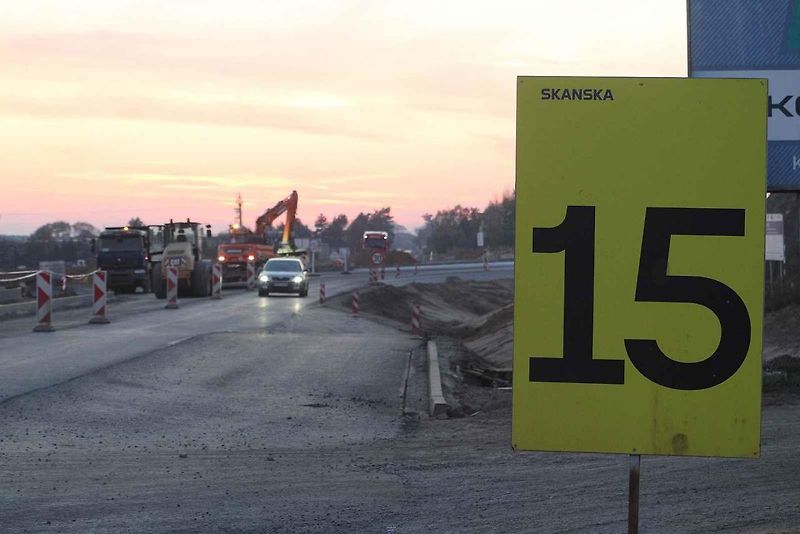 Situace v blízkosti napojení dálnice D55 na silnici I/54 u Bzence, a to první listopadový čtvrtek odpoledne.