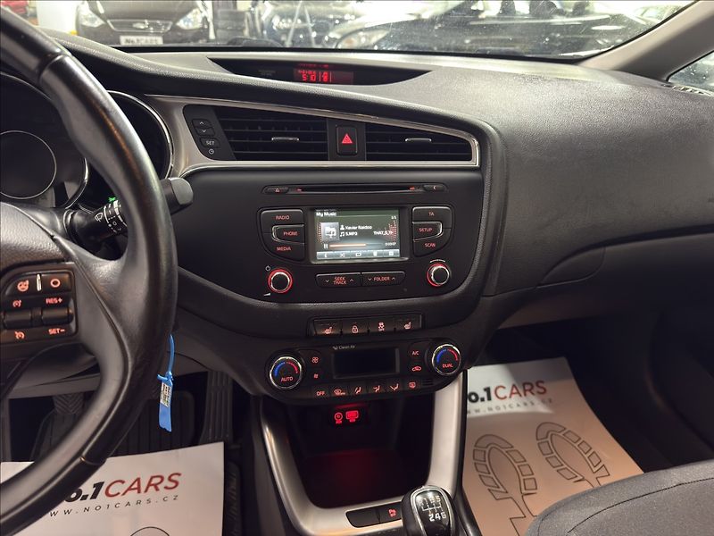 Kia Ceed 1,6   GDI KAMERA VÝHŘEV 61TKM - fotka 11 z 31