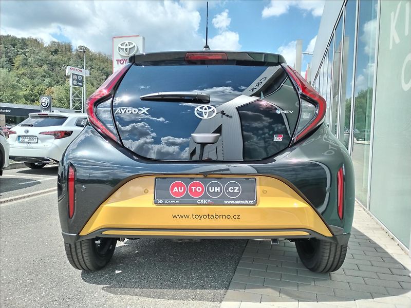 Toyota Aygo 1.5 HYBRID e-CVT  GR SPORT 116 - fotka 12 z 15