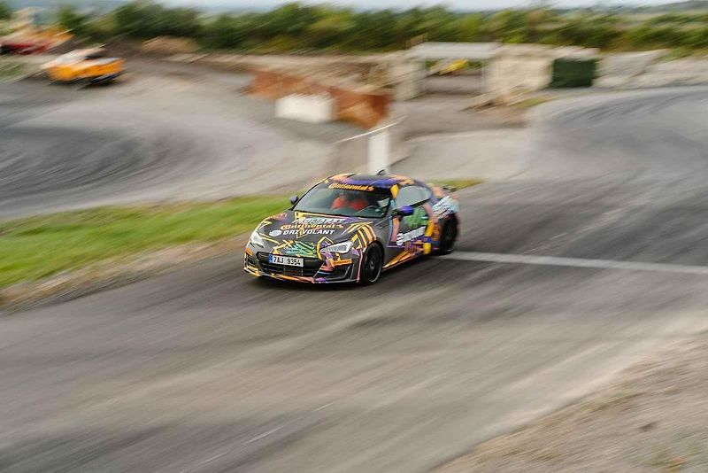 Ideální auta na blbnutí na uzavřených tratích? BMW a Subaru