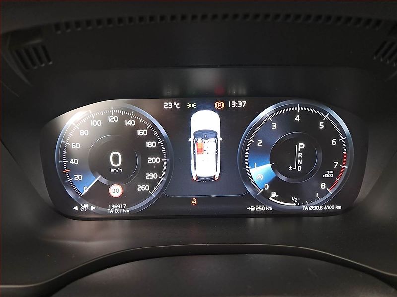 Volvo XC60 (2018) R-Design T5 AWD - fotka 11 z 21