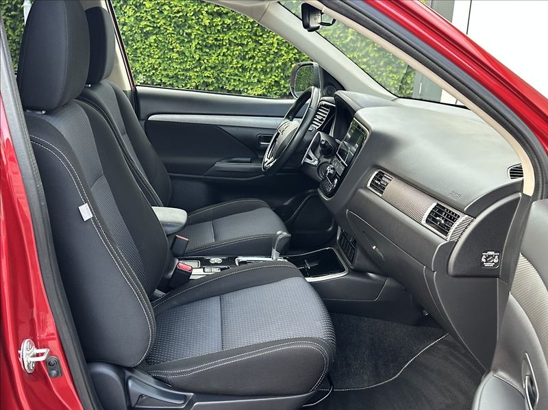 Mitsubishi Outlander 2,2 DI-D 150PS  Intense+ -7 4x - fotka 17 z 53