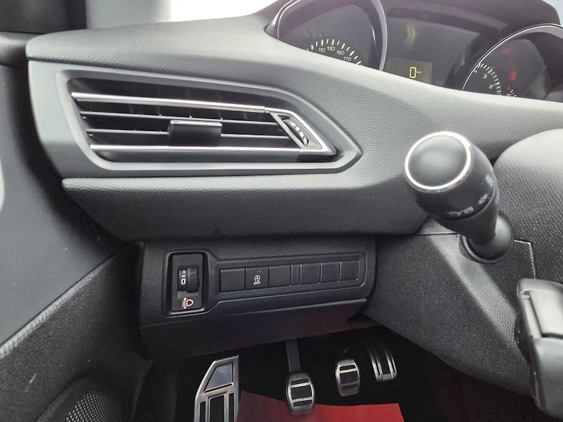 Peugeot 308 (2019) 1.2 PT 110 Style MAN6 - fotka 23 z 27