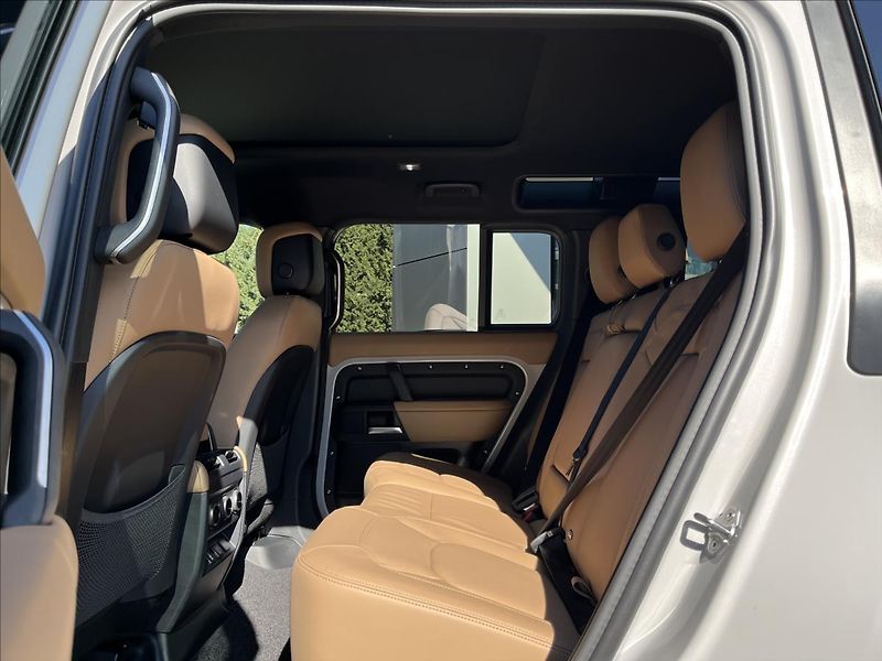 Land Rover Defender 110 V8 P425 X-DYNAMIC HSE - fotka 31 z 35