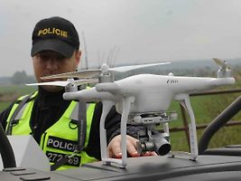 Čeští a rakouští policisté trénovali ve středu dopoledne součinnost na hraničním přechodu Mikulov - Drasenhofen. Ukázali tam i dron.
