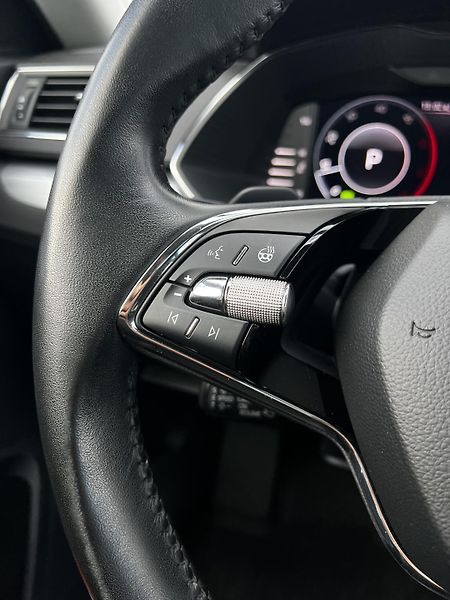 Škoda Superb 2.0TDI DSG ACC 1.Maj DPH TZ - fotka 10 z 24