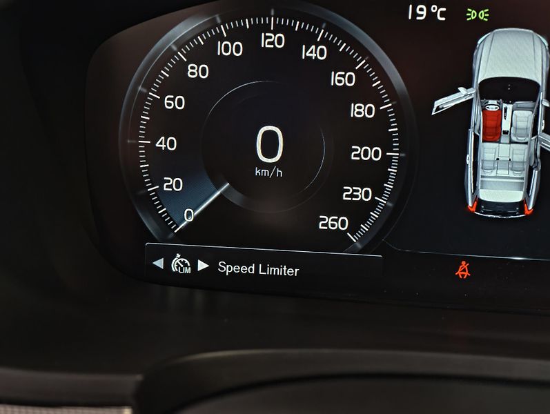 Volvo V90 2.0 D4 140kW A/T R-DESIGN, DPH - fotka 18 z 25