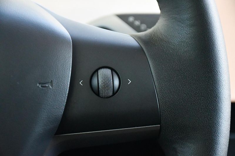 Tesla Model Y LONG RANGE DUAL MOTOR  - fotka 27 z 46