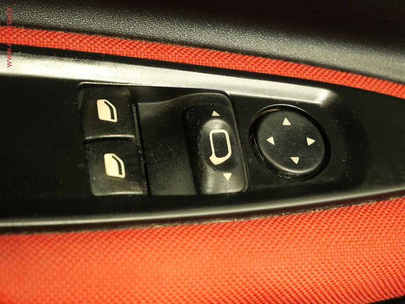 Citroën C4 (2010) 1.6 16v, 2.maj,ČR, Klima - fotka 14 z 21