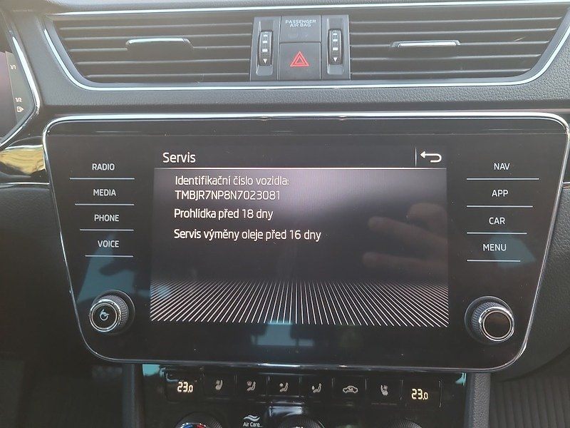 Škoda Superb Combi 2.0 TDI DSG - fotka 8 z 69