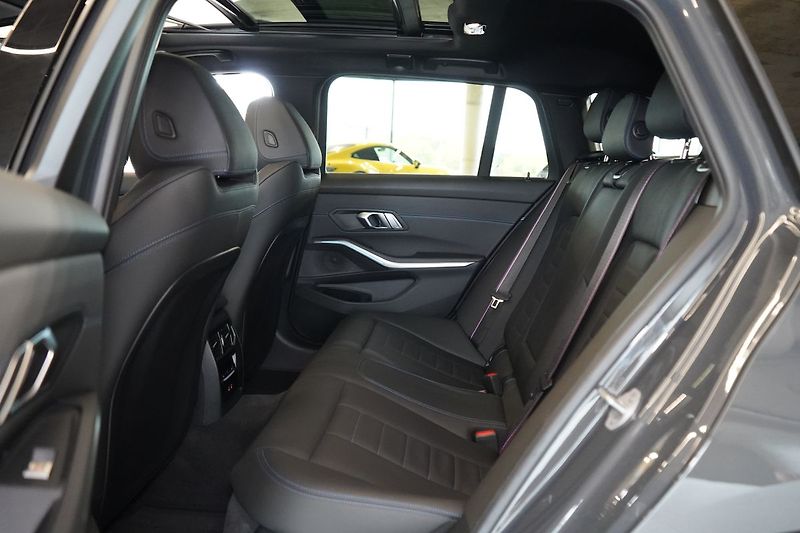 BMW Řada 3 M340i xDrive Touring, M PRO - fotka 42 z 46