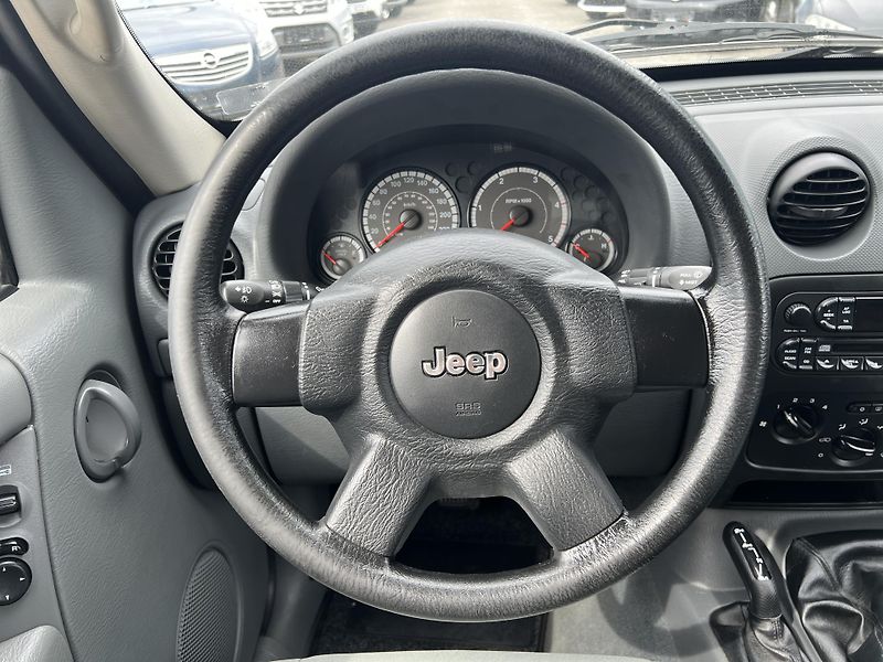 Jeep Cherokee 2.8CRD 4x4 MANUÁL 6 R.ST. - fotka 13 z 38