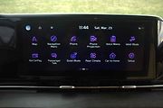 Infotainment podporuje zrcadlení telefonu po připojení kabelem.