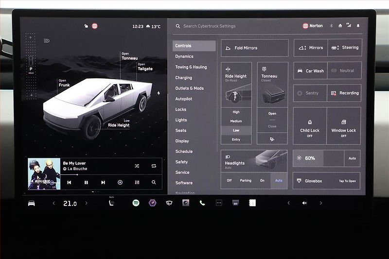 Tesla Cybertruck (2024) Dual Motor AWD - fotka 14 z 30
