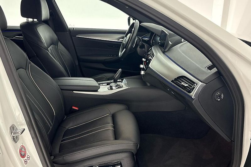 BMW Řada 5 520d xDrive Limousine - fotka 17 z 23