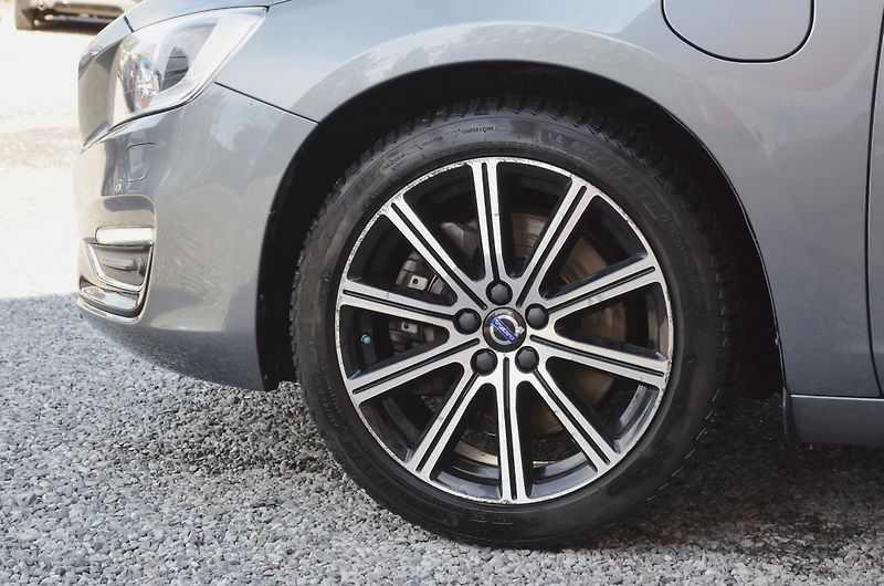 Volvo V60 (2016) 2.4 D6 AWD PHEV 212kW Momentum - fotka 9 z 39