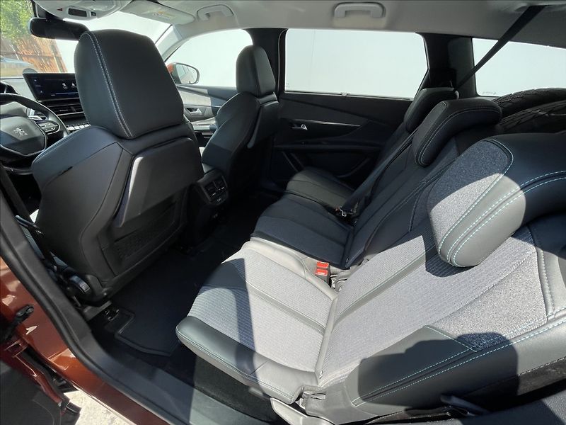Peugeot 5008 1,5 BlueHDi A8 Allure Pack - fotka 16 z 25