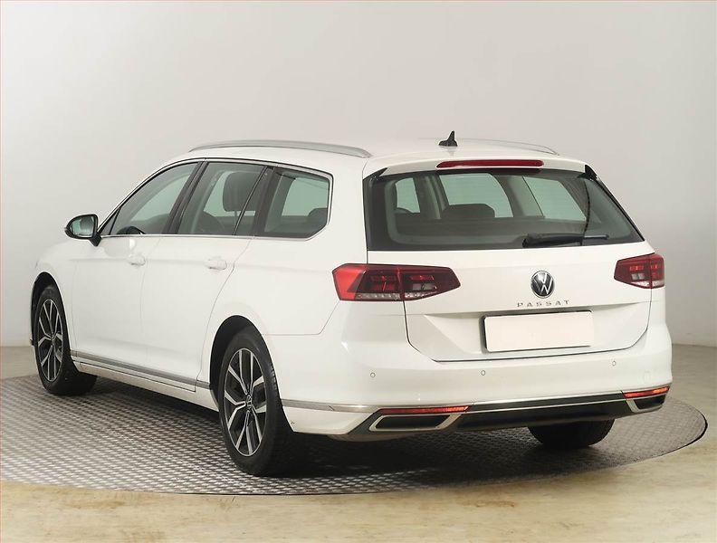 Volkswagen Passat (2020) Elegance 2.0 TSI, Automat - fotka 4 z 22