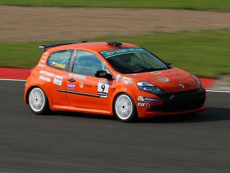 Rychlé Renaulty na Autodromu v Mostě.