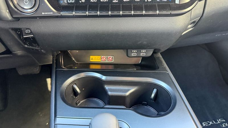 Lexus UX 300h 300H 2,5 HEV F SPORT DESIGN - fotka 14 z 26