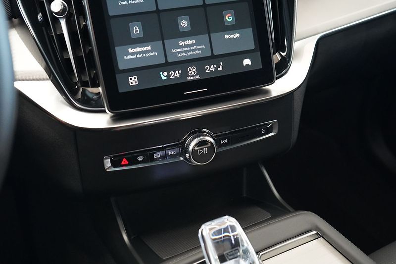 Volvo XC90 B5 PLUS Black Edition, 360° - fotka 36 z 48
