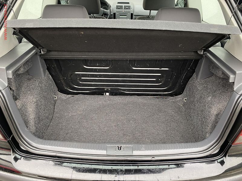 Volkswagen Polo (2009) 1.2i, Trendline, AC, park. - fotka 7 z 12