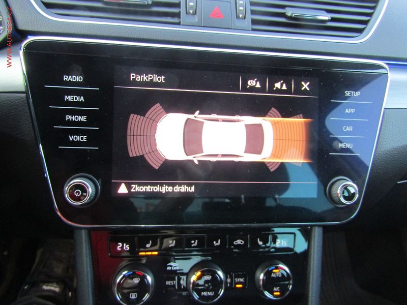 Škoda Superb (2018) 2.0 TDi, ČR, Style, kůže - fotka 20 z 22