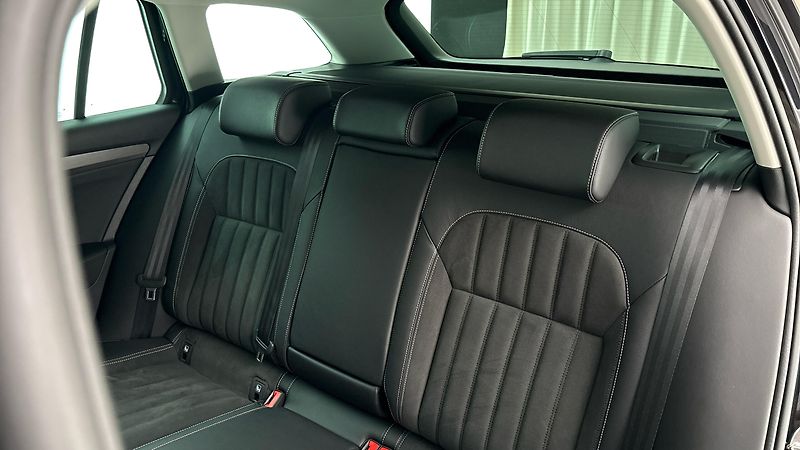 Škoda Superb 2.0 TDI DSG Style Combi - fotka 16 z 30