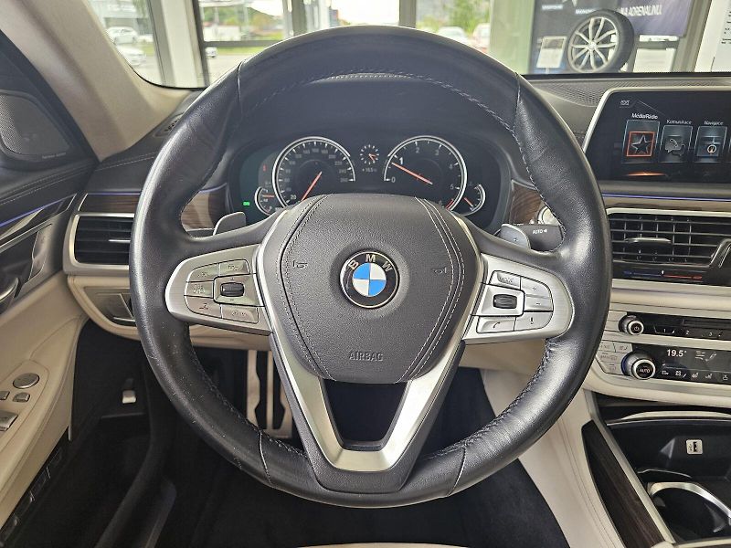 BMW Řada 7 750d xDrive - fotka 26 z 37