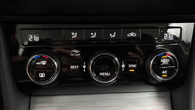 Škoda Superb 2.0 TDI Ambition Combi - fotka 13 z 25