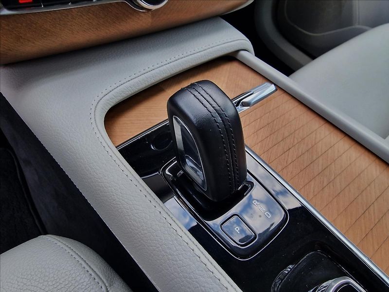 Volvo XC90 B5 AWD Momentum Pro Auto,1Maj - fotka 34 z 50