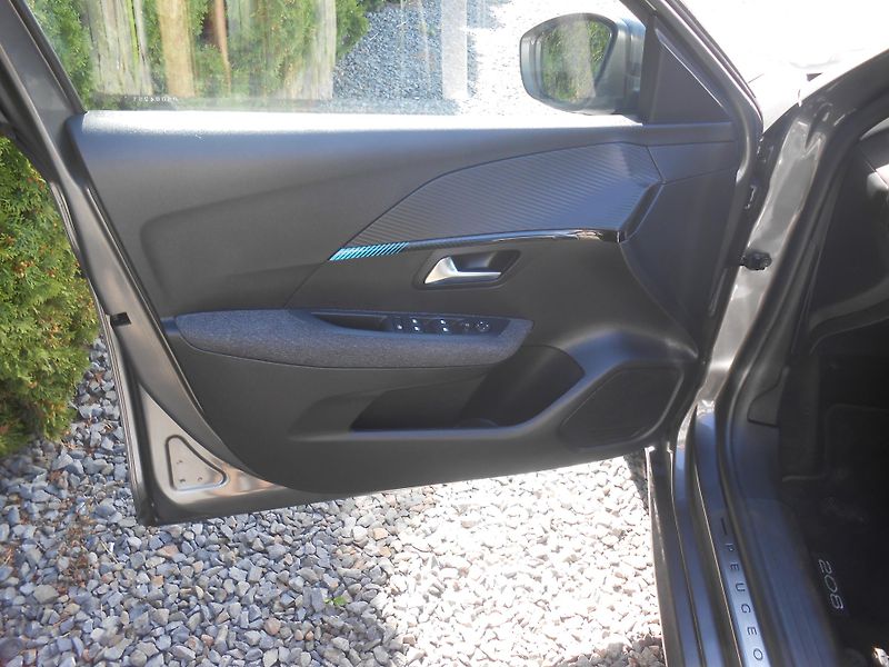 Peugeot 208 FULL LED, AUTOMAT,8 rychlostí - fotka 23 z 35