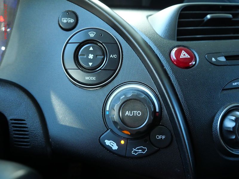 Honda Civic (2010) 1.8 i-VTEC, AC, park.čidla - fotka 17 z 20
