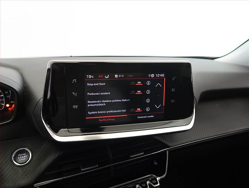 Peugeot 2008 (2022) 1.2 PureTech, Automat, ČR - fotka 19 z 25
