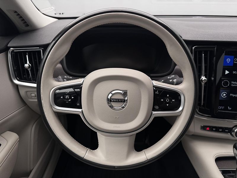 Volvo V90 CC D4 AWD MOMENTUM AUT - fotka 3 z 46