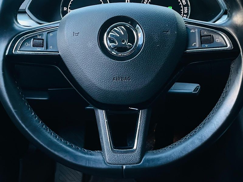 Škoda Superb 2.0TDI AUTOMAT SENZORY LED - fotka 28 z 49