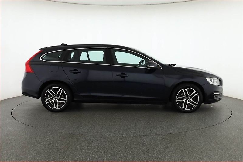 Volvo V60 (2016) D3 2.0, Navi, Tempomat - fotka 6 z 18