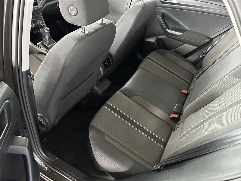 Volkswagen T-Roc 1,5   TSI 110kW,STYLE,TAŽNÉ - fotka 23 z 28