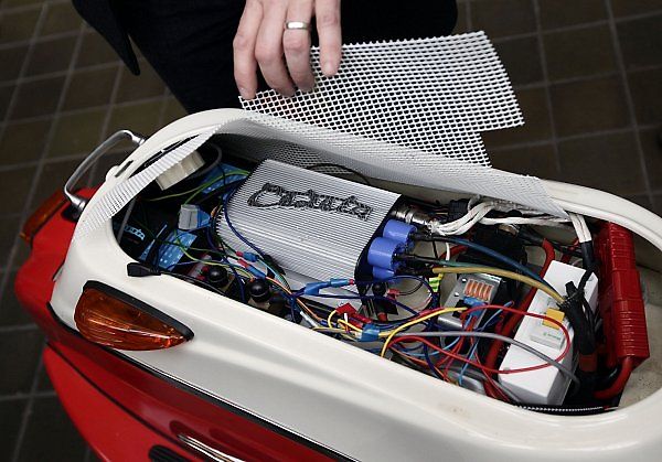 Představení designového elektrického skútru Čezeta 506,který se vrací v modernizované podobě. Čezetu představil její britský konstruktér Neil Smith.