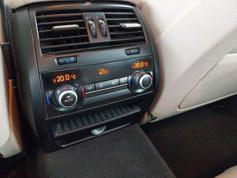 BMW Řada 5 (2015) Luxury Line 518d, Automat - fotka 22 z 23