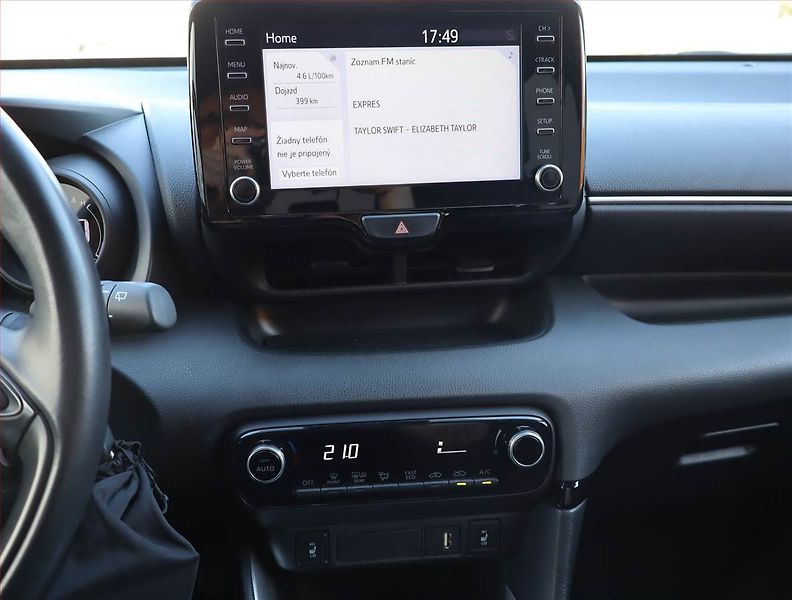 Toyota Yaris (2021) 1.5 VVT-i Hybrid, Automat - fotka 12 z 18