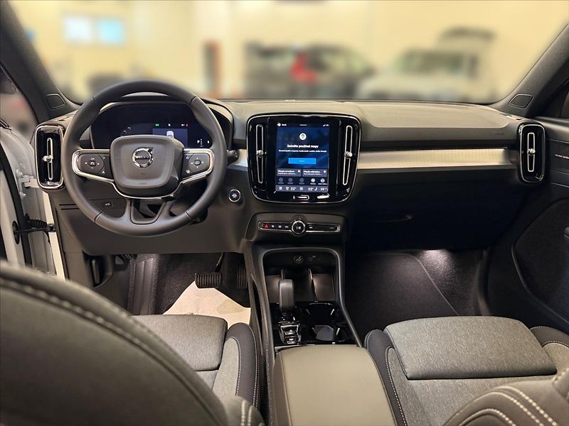 Volvo XC40 (2025) 2,0 B4 FWD Plus Dark 5143 - fotka 10 z 15