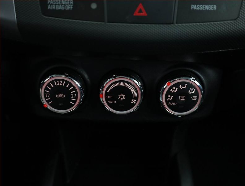 Mitsubishi Outlander (2010) 2.0, po STK, Tažné, rezervace - fotka 11 z 13