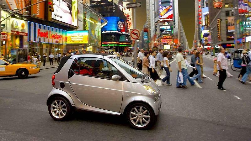Malý Smart kompletně shořel.